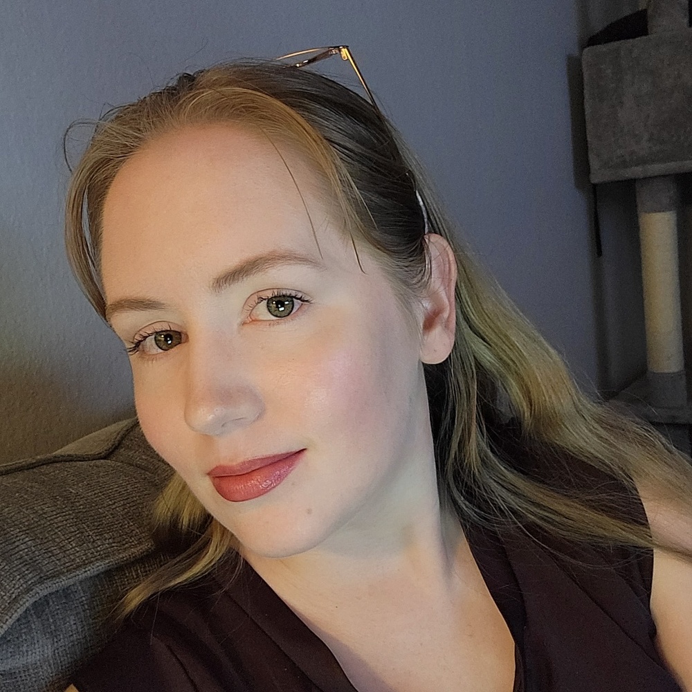 Meet your Posher, Caitlin